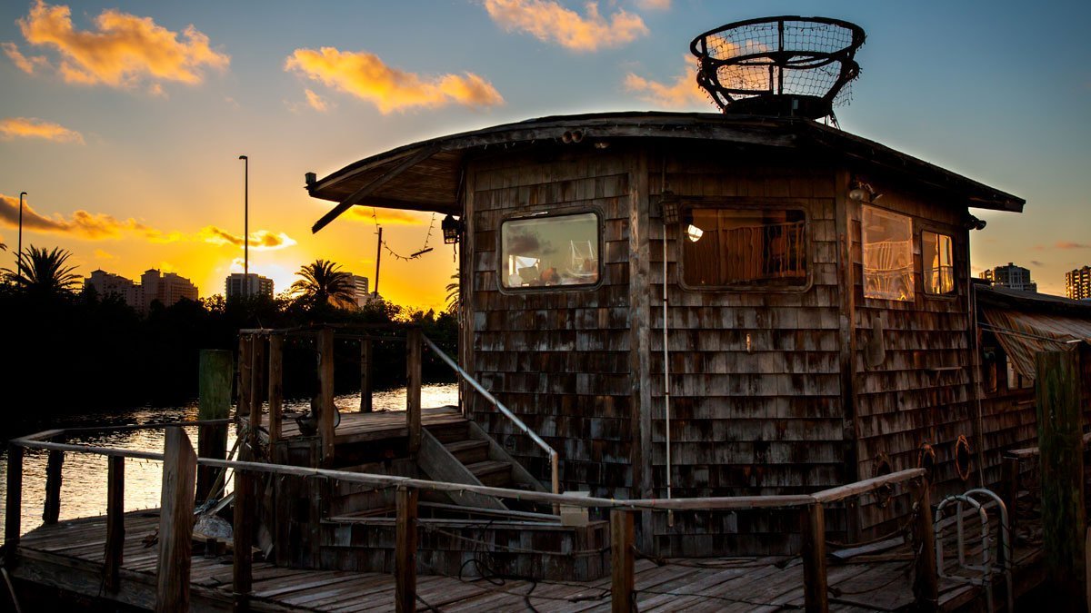 Dolphin Tale house boat prop